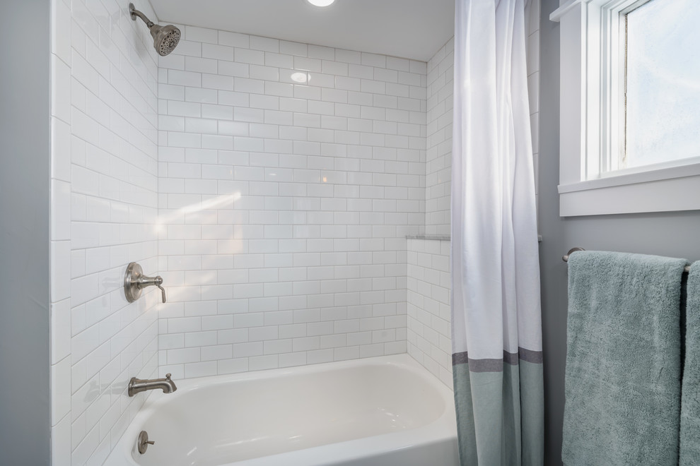 Foto på ett litet lantligt grå en-suite badrum, med skåp i shakerstil, grå skåp, ett badkar i en alkov, en dusch i en alkov, en toalettstol med separat cisternkåpa, grå kakel, tunnelbanekakel, grå väggar, cementgolv, ett undermonterad handfat, marmorbänkskiva, grått golv och dusch med duschdraperi
