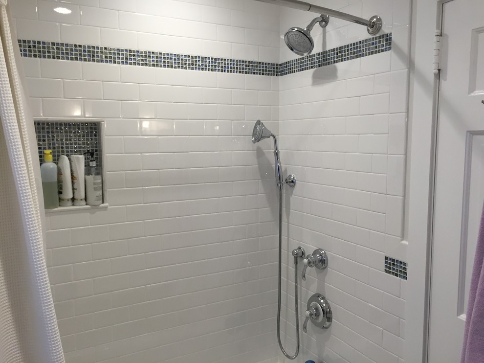 Cette photo montre une salle de bain chic avec des portes de placard blanches, un combiné douche/baignoire, un carrelage blanc, un carrelage métro, un mur gris, un lavabo encastré, un sol gris et une cabine de douche avec un rideau.