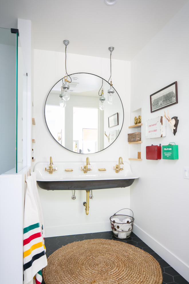 Пример оригинального дизайна: ванная комната в морском стиле с белыми стенами, подвесной раковиной и черным полом