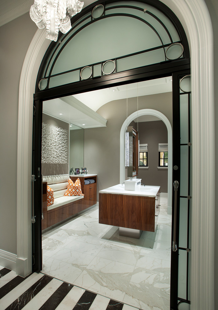 Diseño de cuarto de baño principal contemporáneo grande con armarios con paneles lisos, puertas de armario de madera oscura, paredes beige, suelo de mármol, lavabo integrado y encimera de mármol