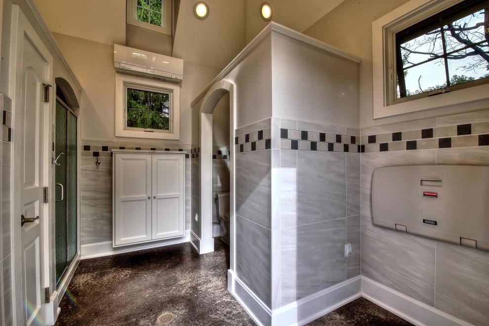 Idées déco pour un grand sauna classique avec un placard à porte shaker, des portes de placard blanches, un espace douche bain, un carrelage gris, des carreaux de porcelaine, un mur gris, sol en béton ciré, un lavabo encastré, un plan de toilette en quartz modifié, un sol multicolore et une cabine de douche à porte battante.