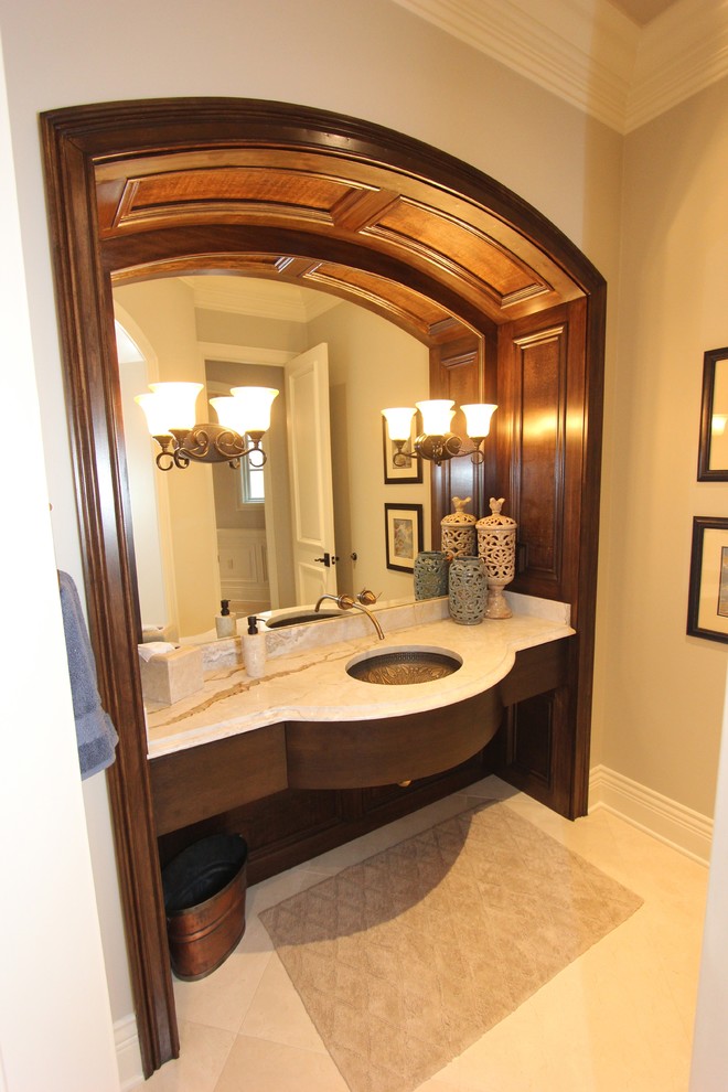 Exempel på ett klassiskt badrum, med ett undermonterad handfat