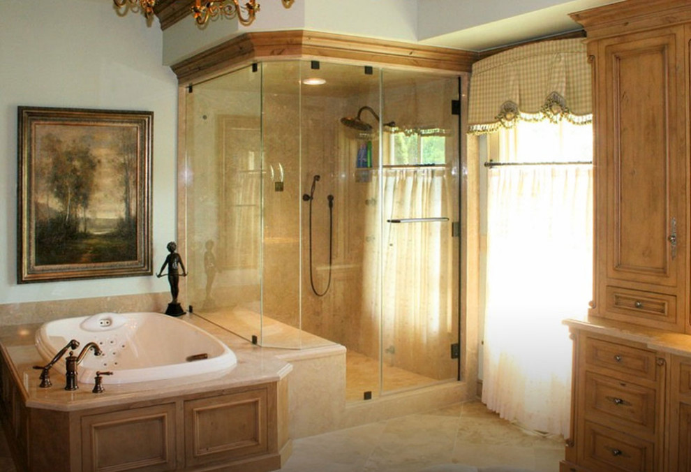 Inspiration för mycket stora en-suite badrum, med ett undermonterad handfat, luckor med profilerade fronter, skåp i slitet trä, granitbänkskiva, ett platsbyggt badkar, en hörndusch, en bidé, beige kakel, stenkakel, gröna väggar och marmorgolv