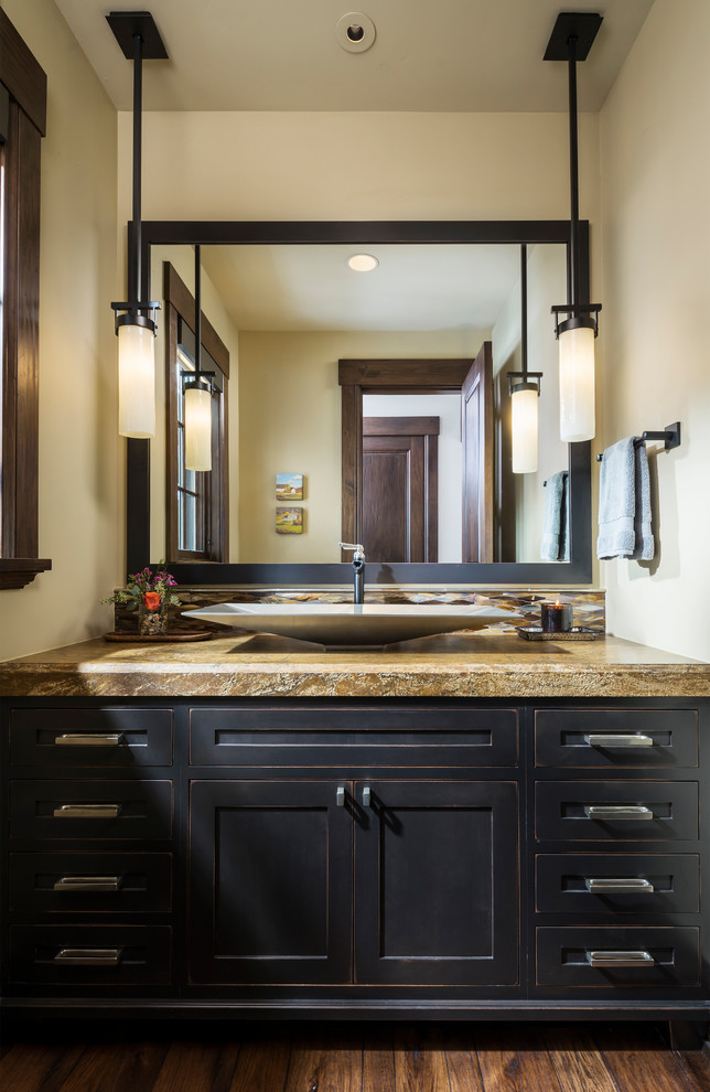 Uriges Badezimmer mit Schrankfronten im Shaker-Stil, schwarzen Schränken, weißer Wandfarbe, braunem Holzboden, Aufsatzwaschbecken, braunem Boden und brauner Waschtischplatte in Salt Lake City