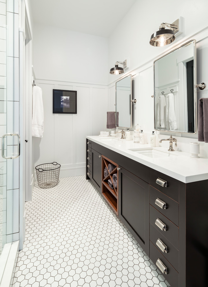 Ejemplo de cuarto de baño principal de estilo de casa de campo con armarios estilo shaker, puertas de armario negras, paredes blancas, lavabo bajoencimera, suelo blanco y encimeras blancas