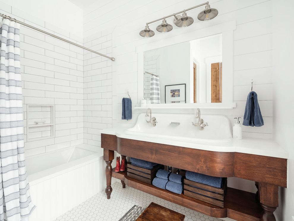 ソルトレイクシティにあるカントリー風のおしゃれな浴室 (濃色木目調キャビネット、白いタイル、白い壁、横長型シンク、白い床、白い洗面カウンター、オープンシェルフ) の写真