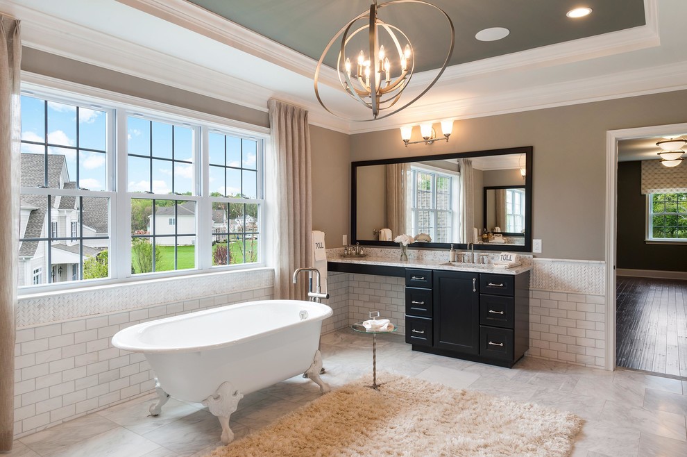 Immagine di una stanza da bagno classica con ante in stile shaker, ante in legno bruno, vasca con piedi a zampa di leone e pareti marroni
