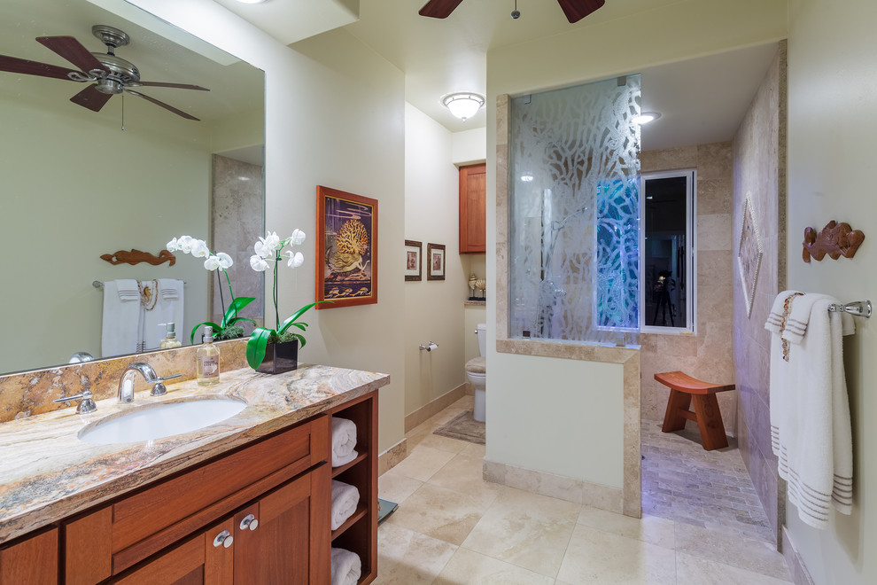 Imagen de cuarto de baño exótico con armarios con paneles empotrados, encimera de mármol y suelo de travertino