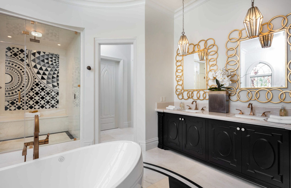 Идея дизайна: главная ванная комната в классическом стиле с черными фасадами, белыми стенами, врезной раковиной, душем с распашными дверями и фасадами с утопленной филенкой