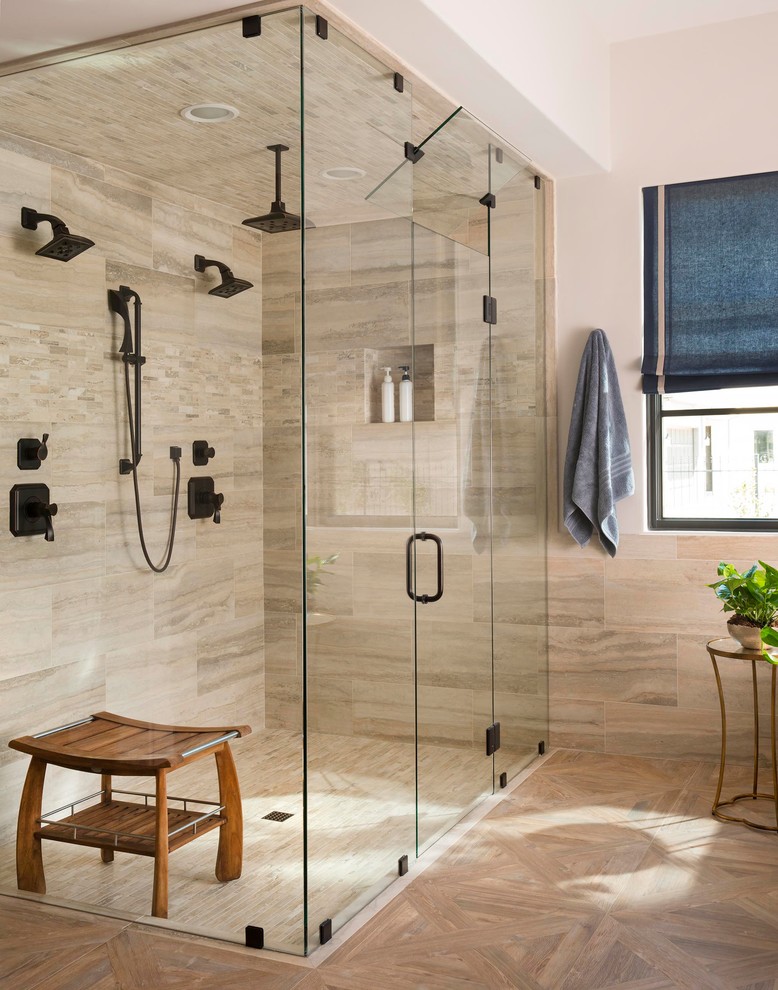 Immagine di una grande stanza da bagno padronale mediterranea con doccia a filo pavimento e porta doccia a battente