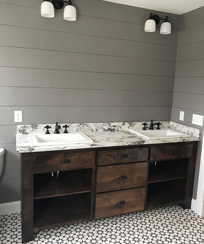 Mittelgroßes Landhausstil Badezimmer mit flächenbündigen Schrankfronten, dunklen Holzschränken, grauer Wandfarbe, Zementfliesen für Boden, Einbauwaschbecken und schwarzem Boden in Dallas