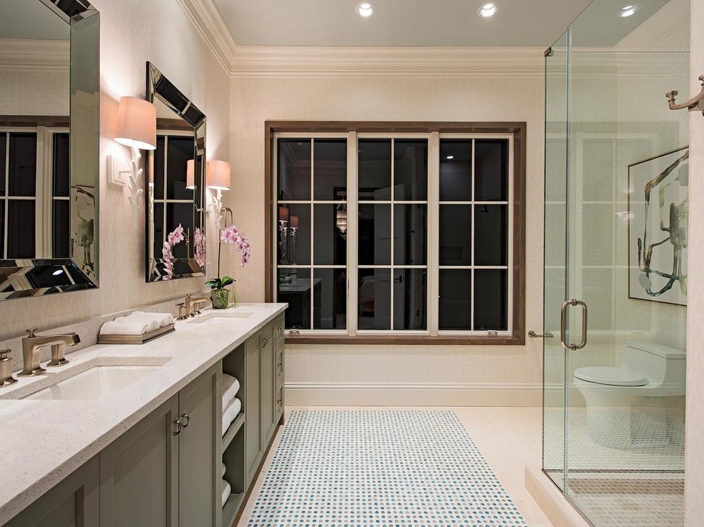 Exemple d'une salle de bain chic avec WC à poser, un mur blanc, un lavabo encastré, un placard à porte shaker et une douche d'angle.