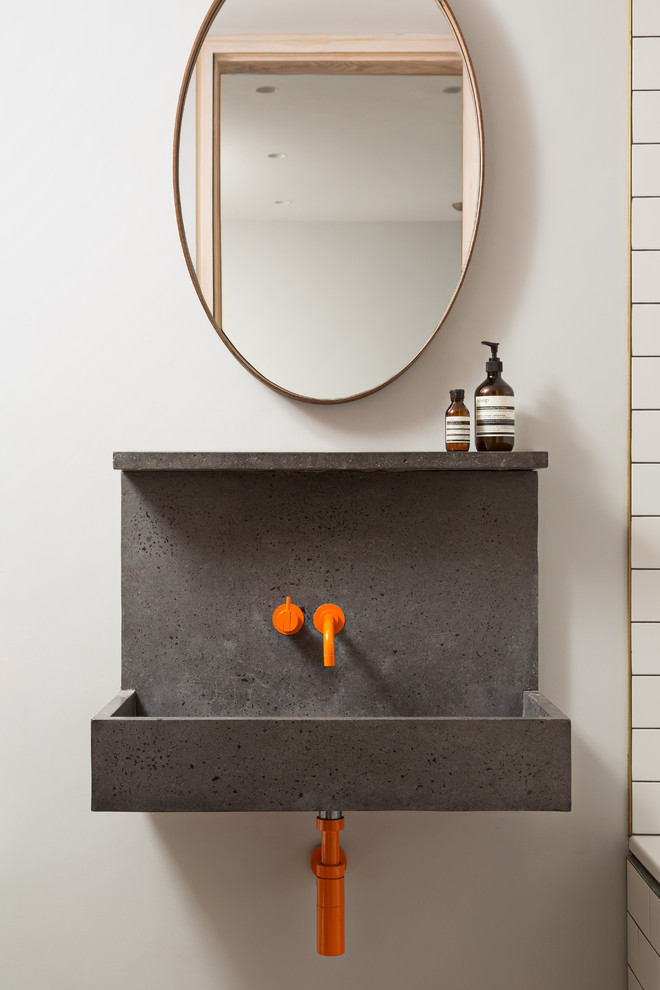 Стильный дизайн: ванная комната в современном стиле с белыми стенами и подвесной раковиной - последний тренд