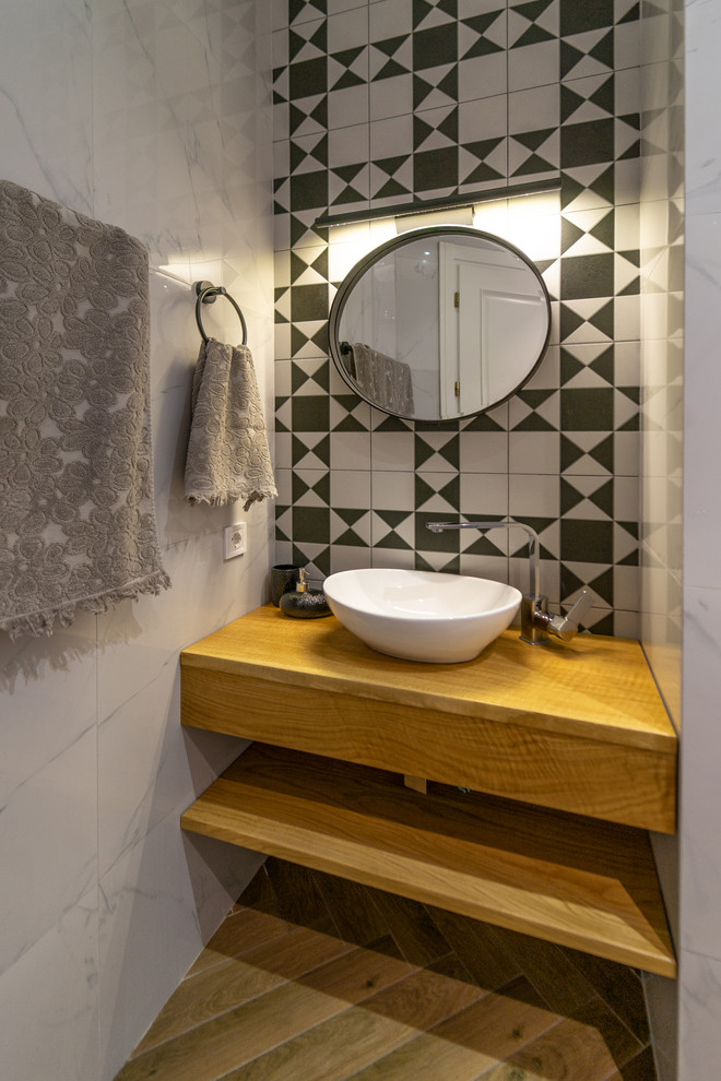 Eklektisk inredning av ett litet brun brunt badrum, med öppna hyllor, skåp i ljust trä, en hörndusch, en vägghängd toalettstol, vit kakel, keramikplattor, vita väggar, klinkergolv i keramik, ett piedestal handfat, träbänkskiva, brunt golv och dusch med gångjärnsdörr