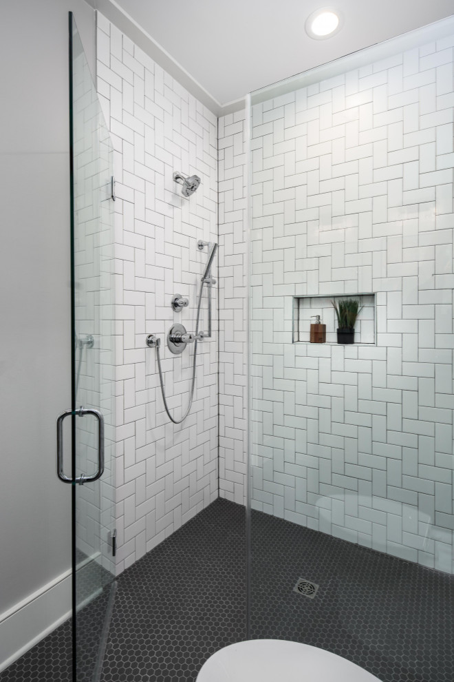 Ejemplo de cuarto de baño marinero con baldosas y/o azulejos blancos, baldosas y/o azulejos de cemento, paredes grises y suelo negro