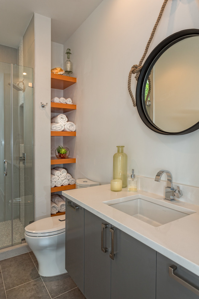 Exemple d'une petite salle de bain tendance avec des portes de placard grises.