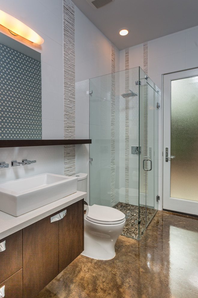 Modernes Badezimmer mit Aufsatzwaschbecken, flächenbündigen Schrankfronten, dunklen Holzschränken, Duschnische, Wandtoilette mit Spülkasten und weißen Fliesen in Austin