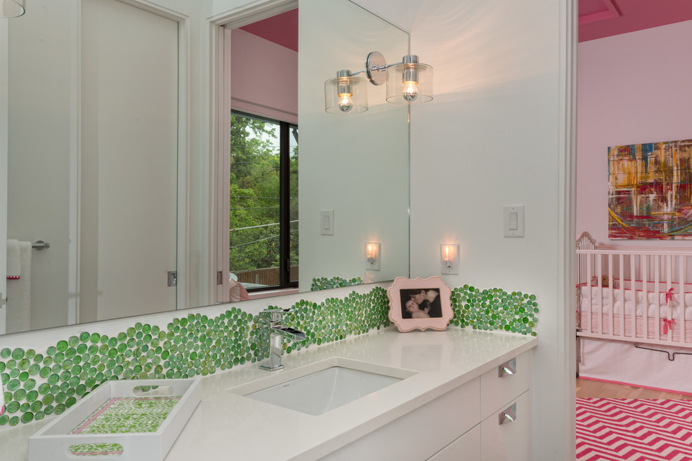 Идея дизайна: ванная комната в современном стиле с врезной раковиной, белыми фасадами, зеленой плиткой и плиткой мозаикой