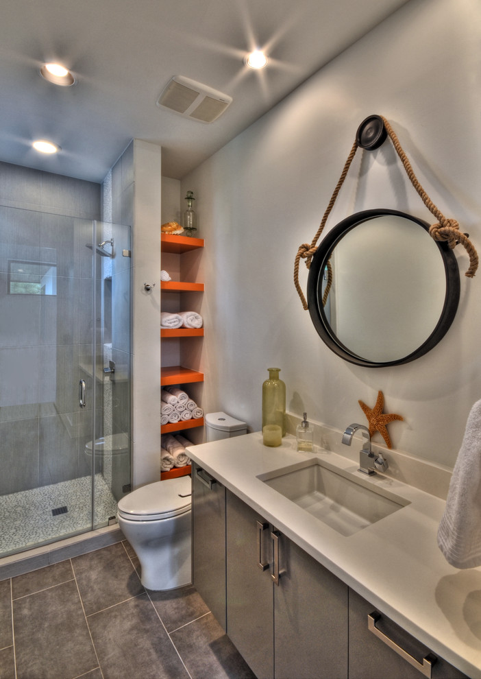 オースティンにあるコンテンポラリースタイルのおしゃれな浴室 (アンダーカウンター洗面器) の写真