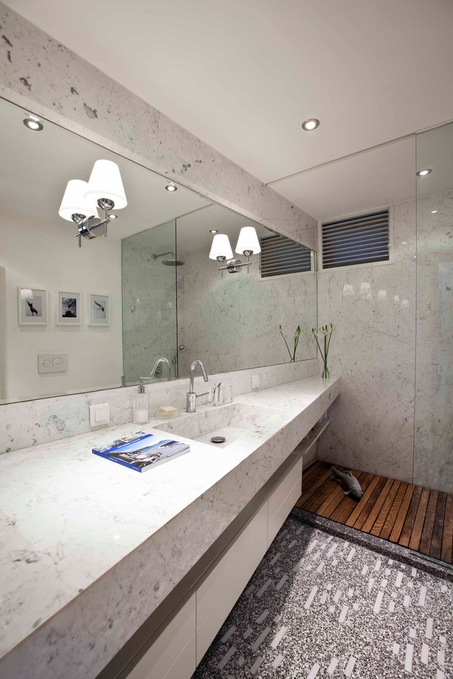 Свежая идея для дизайна: ванная комната в современном стиле с монолитной раковиной, открытым душем, белой плиткой, плиткой из листового камня и открытым душем - отличное фото интерьера