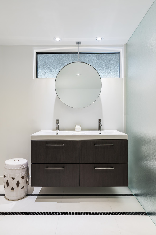 Modernes Badezimmer mit flächenbündigen Schrankfronten, dunklen Holzschränken, Löwenfuß-Badewanne, bodengleicher Dusche, Toilette mit Aufsatzspülkasten, weißen Fliesen, Porzellanfliesen, weißer Wandfarbe und Porzellan-Bodenfliesen in Toronto
