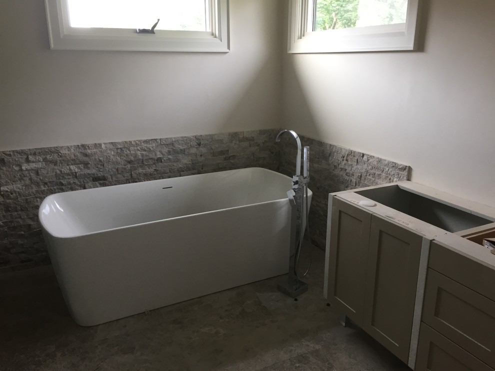 Immagine di una piccola stanza da bagno padronale american style con piastrelle beige, piastrelle in pietra e pavimento in marmo