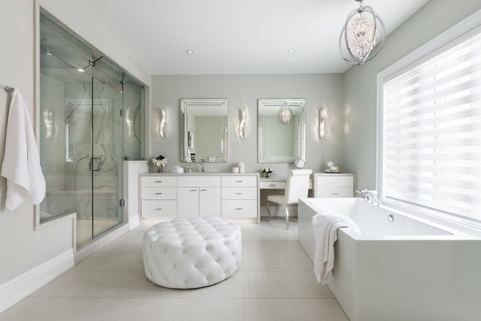Foto de cuarto de baño principal clásico renovado con armarios con paneles lisos, puertas de armario blancas, bañera exenta, ducha empotrada, paredes grises y espejo con luz