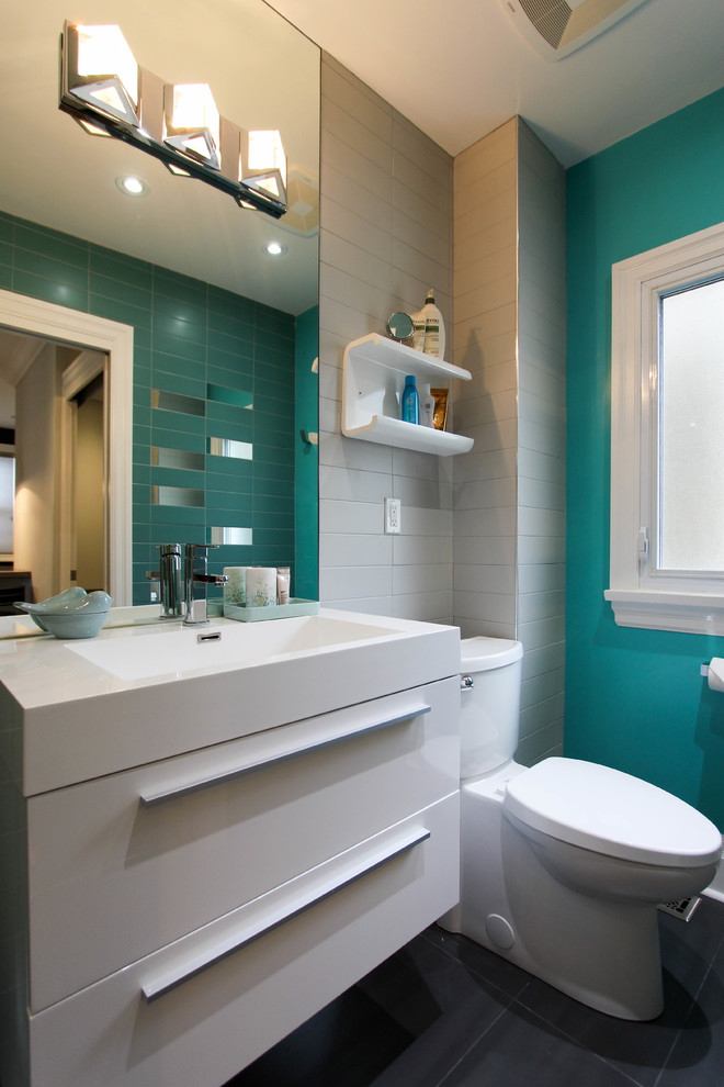 Свежая идея для дизайна: главная ванная комната среднего размера в современном стиле с плоскими фасадами, белыми фасадами, накладной ванной, душем над ванной, раздельным унитазом, синей плиткой, керамической плиткой, синими стенами, полом из керамогранита и накладной раковиной - отличное фото интерьера