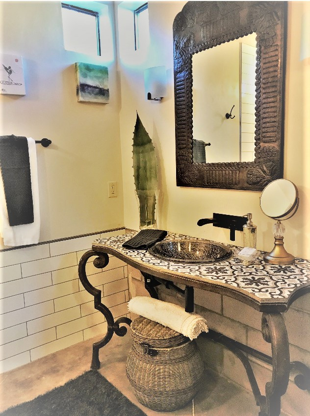 Esempio di una piccola stanza da bagno padronale minimalista con nessun'anta, doccia aperta, WC a due pezzi, piastrelle bianche, piastrelle diamantate, pareti bianche, pavimento in cemento, lavabo da incasso, top piastrellato, pavimento grigio, doccia aperta e top grigio