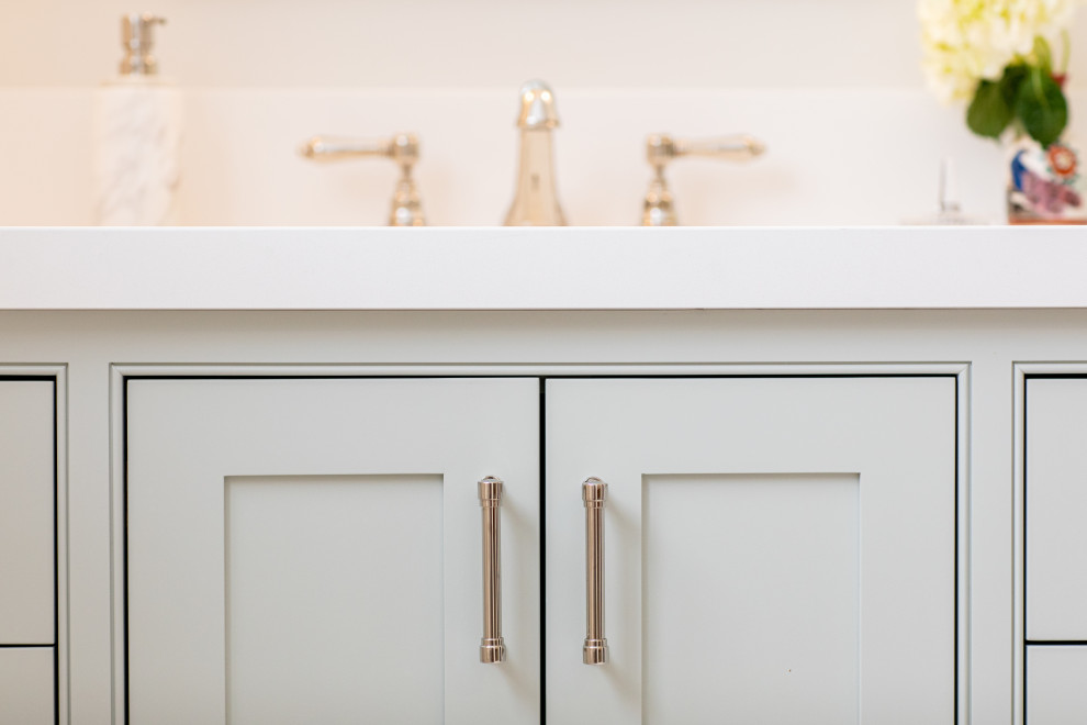 Пример оригинального дизайна: главная ванная комната в стиле неоклассика (современная классика) с фасадами в стиле шейкер, разноцветной плиткой, душем с распашными дверями, белой столешницей, сиденьем для душа, тумбой под две раковины и встроенной тумбой