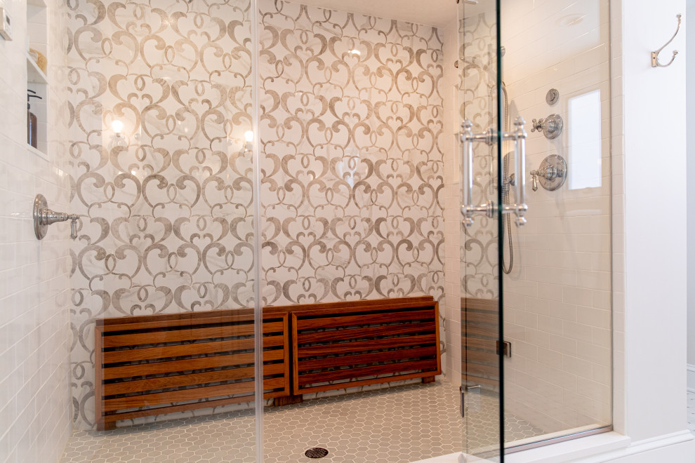 Idée de décoration pour une salle de bain principale tradition avec un placard à porte shaker, un carrelage multicolore, une cabine de douche à porte battante, un plan de toilette blanc, un banc de douche, meuble double vasque et meuble-lavabo encastré.