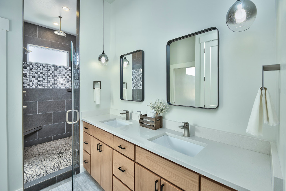 Exempel på ett mellanstort modernt vit vitt en-suite badrum, med släta luckor, skåp i ljust trä, en dusch i en alkov, en toalettstol med separat cisternkåpa, vita väggar, klinkergolv i keramik, ett undermonterad handfat, laminatbänkskiva, grått golv och dusch med gångjärnsdörr
