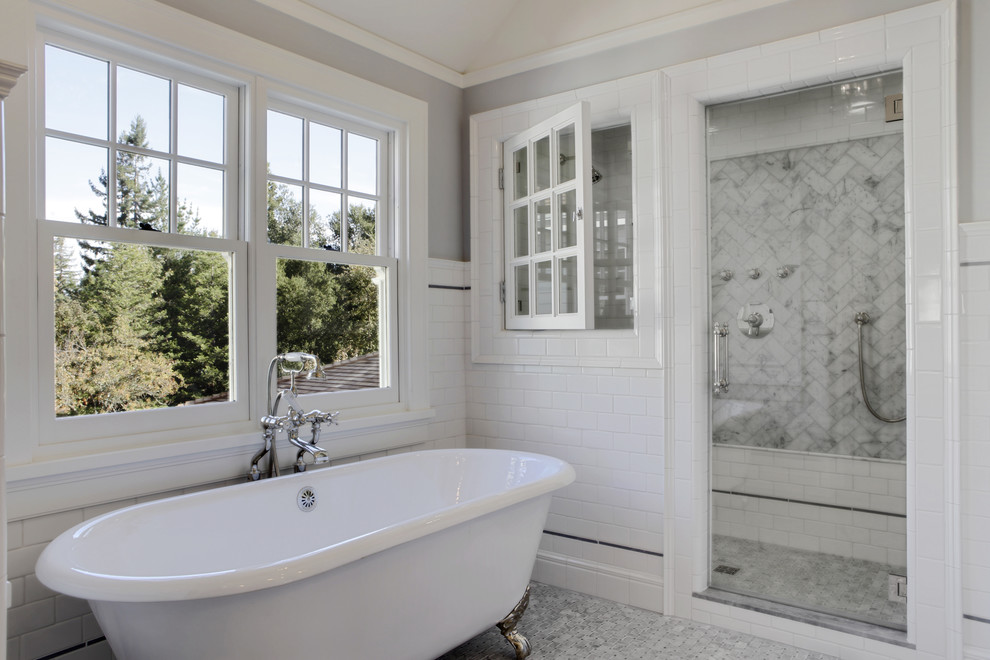 Foto de cuarto de baño clásico con bañera exenta y ventanas