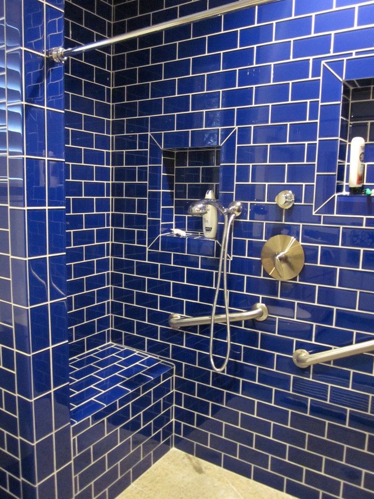 Esempio di una grande stanza da bagno minimalista con doccia a filo pavimento, piastrelle blu e piastrelle di vetro