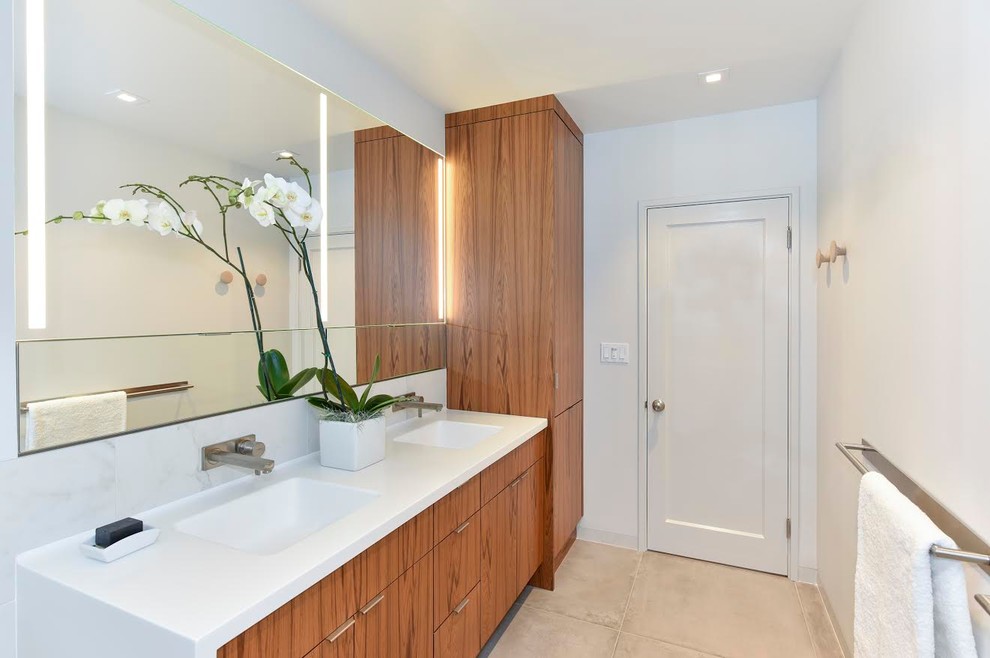 Großes Modernes Badezimmer En Suite mit flächenbündigen Schrankfronten, hellen Holzschränken, freistehender Badewanne, Duschnische, Toilette mit Aufsatzspülkasten, weißer Wandfarbe, integriertem Waschbecken, Quarzit-Waschtisch und Travertin in San Francisco