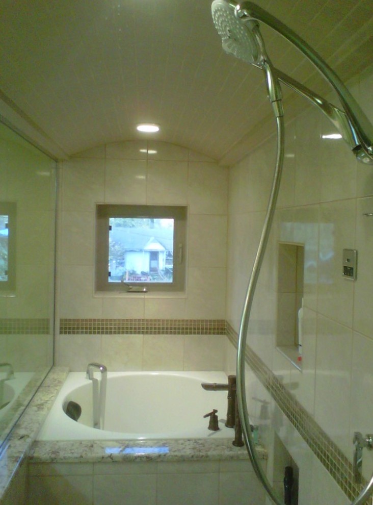 Foto på ett mellanstort funkis en-suite badrum, med ett nedsänkt handfat, skåp i shakerstil, skåp i mörkt trä, bänkskiva i akrylsten, ett japanskt badkar, en dusch/badkar-kombination, en toalettstol med separat cisternkåpa och vit kakel