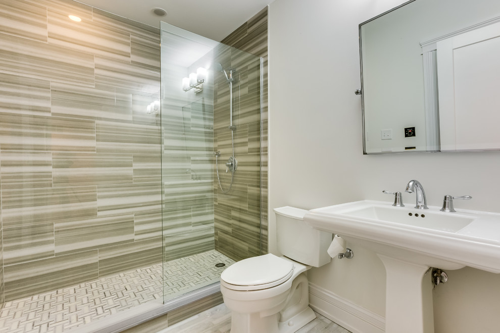 Пример оригинального дизайна: большая ванная комната в стиле неоклассика (современная классика) с открытым душем, раздельным унитазом, разноцветной плиткой, бежевыми стенами, душевой кабиной, раковиной с пьедесталом, разноцветным полом и открытым душем