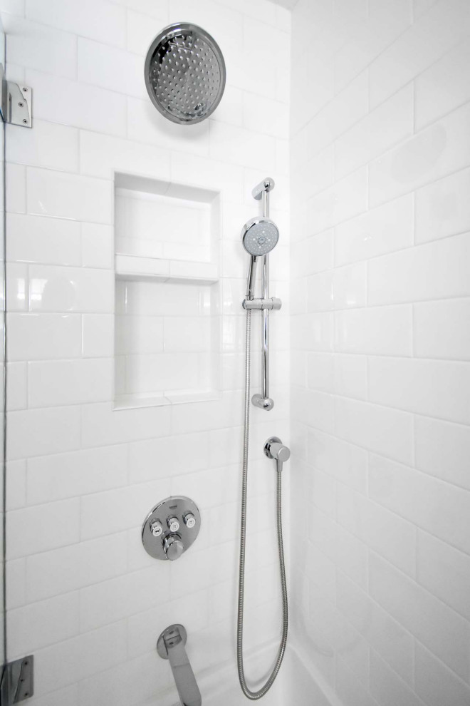 Foto på ett litet funkis vit en-suite badrum, med släta luckor, grå skåp, ett hörnbadkar, en dusch/badkar-kombination, en toalettstol med separat cisternkåpa, vit kakel, tunnelbanekakel, grå väggar, klinkergolv i keramik, ett undermonterad handfat, vitt golv och med dusch som är öppen