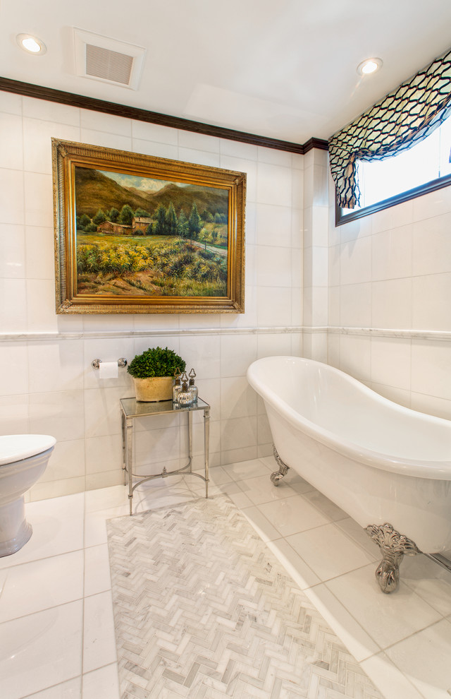 Foto de cuarto de baño clásico con bañera con patas