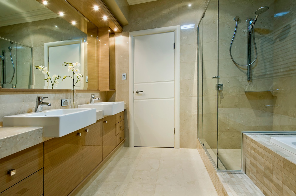 Exempel på ett mellanstort modernt en-suite badrum, med ett nedsänkt handfat, släta luckor, marmorbänkskiva, ett platsbyggt badkar, en dubbeldusch, beige kakel, porslinskakel, beige väggar, klinkergolv i porslin och skåp i mellenmörkt trä