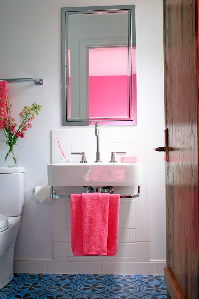 Diseño de cuarto de baño contemporáneo con lavabo suspendido
