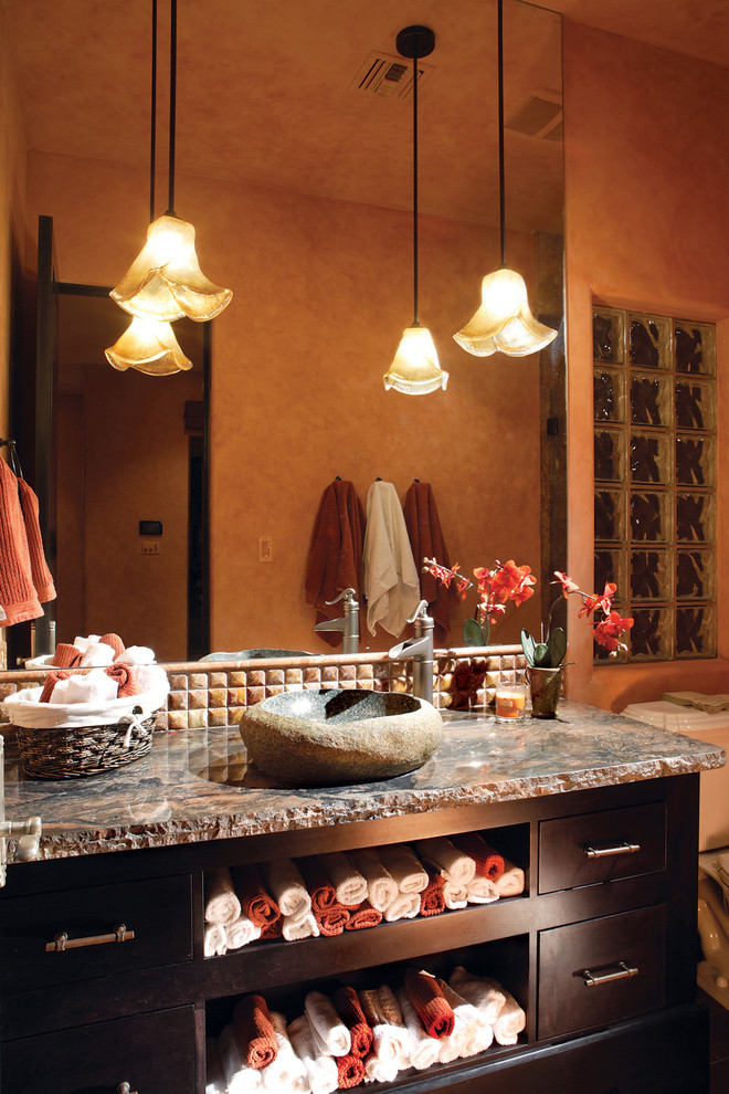 На фото: огромная ванная комната в средиземноморском стиле с оранжевыми стенами и полом из керамогранита с