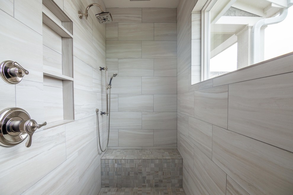 Idéer för att renovera ett mycket stort lantligt brun brunt en-suite badrum, med luckor med upphöjd panel, skåp i mörkt trä, ett platsbyggt badkar, en dubbeldusch, brun kakel, stenkakel, grå väggar, klinkergolv i keramik, ett undermonterad handfat, marmorbänkskiva och med dusch som är öppen