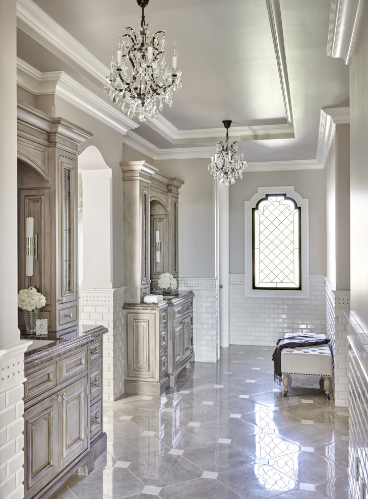 Aménagement d'une salle de bain méditerranéenne avec un placard avec porte à panneau surélevé, des portes de placard grises, un carrelage blanc, un carrelage métro, un mur gris, un lavabo encastré, un sol gris, un plan de toilette gris, meuble double vasque, meuble-lavabo encastré et un plafond décaissé.