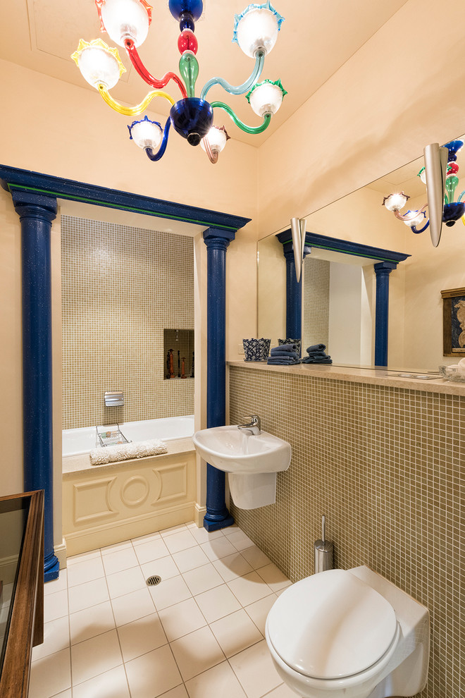 Inspiration för mellanstora medelhavsstil badrum med dusch, med luckor med infälld panel, ett badkar i en alkov, en dusch/badkar-kombination, en vägghängd toalettstol, beige kakel, mosaik, beige väggar, klinkergolv i porslin, ett väggmonterat handfat och marmorbänkskiva