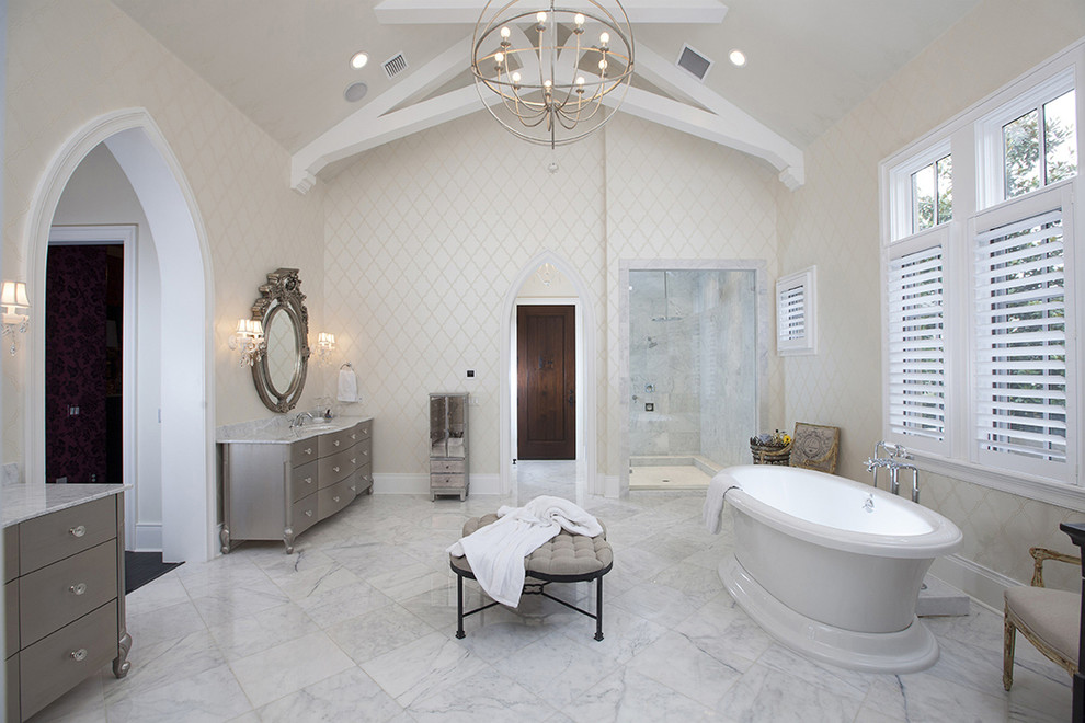 Стильный дизайн: огромная главная ванная комната в классическом стиле с плоскими фасадами, серыми фасадами, отдельно стоящей ванной, душем в нише, раздельным унитазом, серой плиткой, каменной плиткой, бежевыми стенами, мраморным полом, врезной раковиной и мраморной столешницей - последний тренд