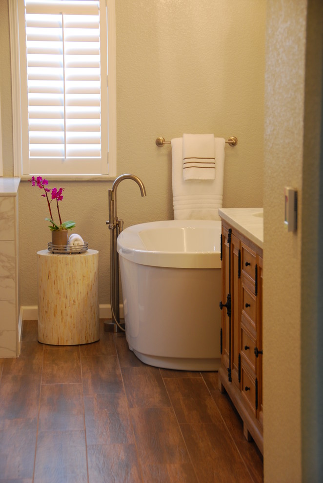 Пример оригинального дизайна: главная ванная комната среднего размера в стиле модернизм с фасадами с выступающей филенкой, искусственно-состаренными фасадами, отдельно стоящей ванной, душем в нише, унитазом-моноблоком, белой плиткой, плиткой из листового камня, серыми стенами, полом из керамической плитки, врезной раковиной и мраморной столешницей