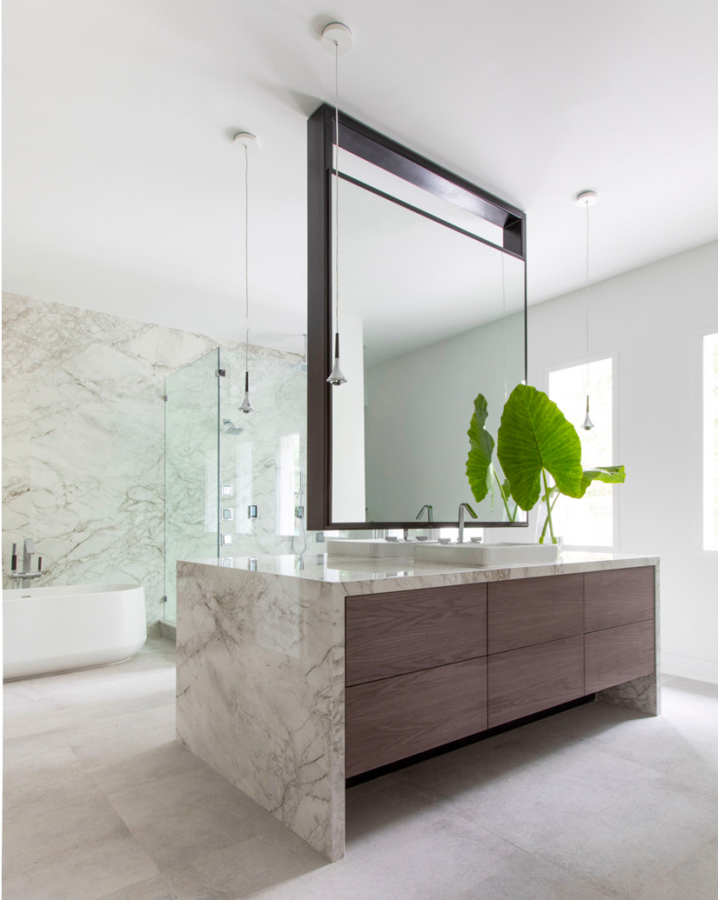 На фото: ванная комната в современном стиле с плоскими фасадами, фасадами цвета дерева среднего тона, бежевой плиткой, белыми стенами, накладной раковиной, серым полом и бежевой столешницей