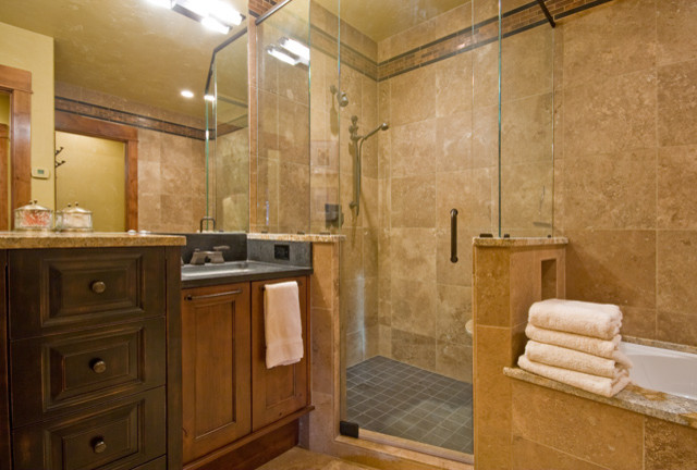 Idée de décoration pour une salle de bain principale chalet en bois vieilli de taille moyenne avec un placard avec porte à panneau surélevé, un bain bouillonnant, une douche d'angle, un carrelage beige, des carreaux de céramique, un plan de toilette en granite et une cabine de douche à porte battante.