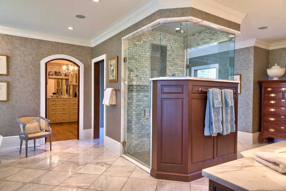 Modelo de cuarto de baño tradicional con armarios con paneles con relieve, puertas de armario de madera en tonos medios, baldosas y/o azulejos grises y paredes marrones
